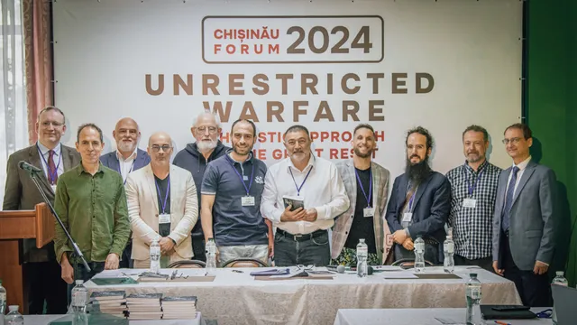 Uma foto de grupo no Chișinău Forum 2024