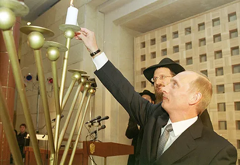 Poutine allume la menorah